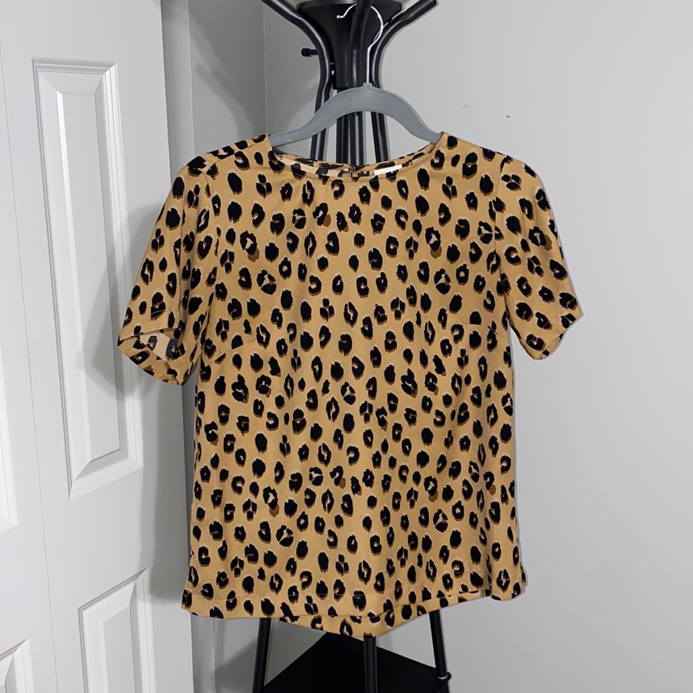 Short-sleeved leopard print blouse